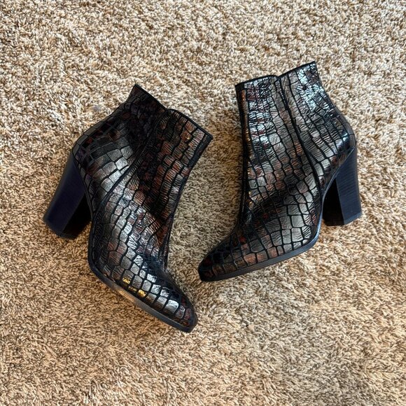 Donald J. Pliner Swift Brown Croc Embossed ankle boots - Picture 1 of 5